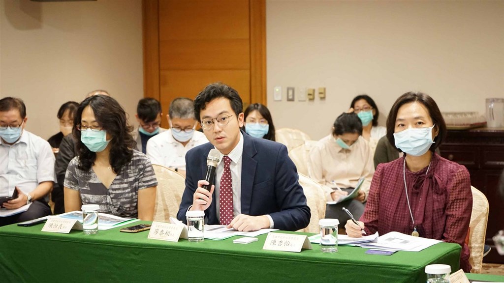 高雄市經發局長廖泰翔(前中)29日主持首次招商資源平台會議,盤點高雄園區可用土地及資源,與各單位確認資訊,說明平台運作方式及需配合事項,並針對與會單位問題一一討論回覆。(經發局提供)中央社 109年10月30日