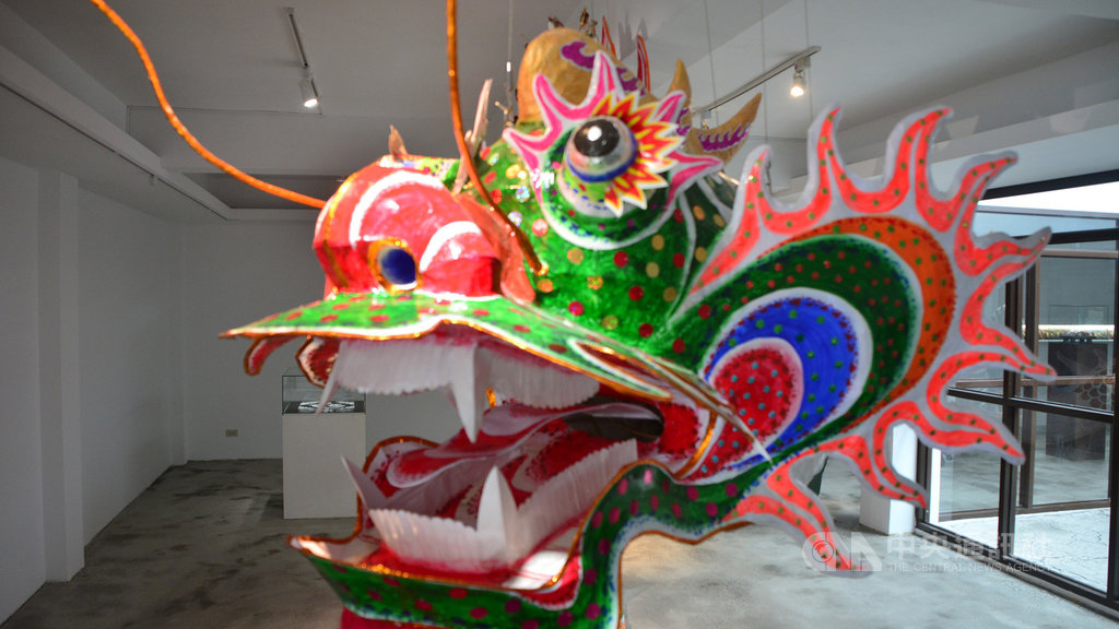 2020大台北藝術節30日開幕,「當代藝術雙年展」同步展出,部分展區陳列紙紮藝師林銀城製作的紙紮神獸、飛龍等,藉竹枝與紙張展現神獸氣韻,凸顯民間禮儀與祭祀的生命力。中央社記者黃旭昇新北市攝 109年10月30日