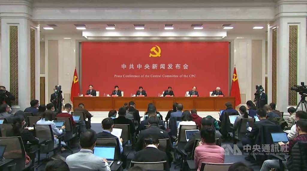 中共19屆五中全會29日閉幕,官方30日首度以「中共中央」的名義舉行記者會,說明五中全會精神。中央社記者邱國強北京攝 109年10月30日