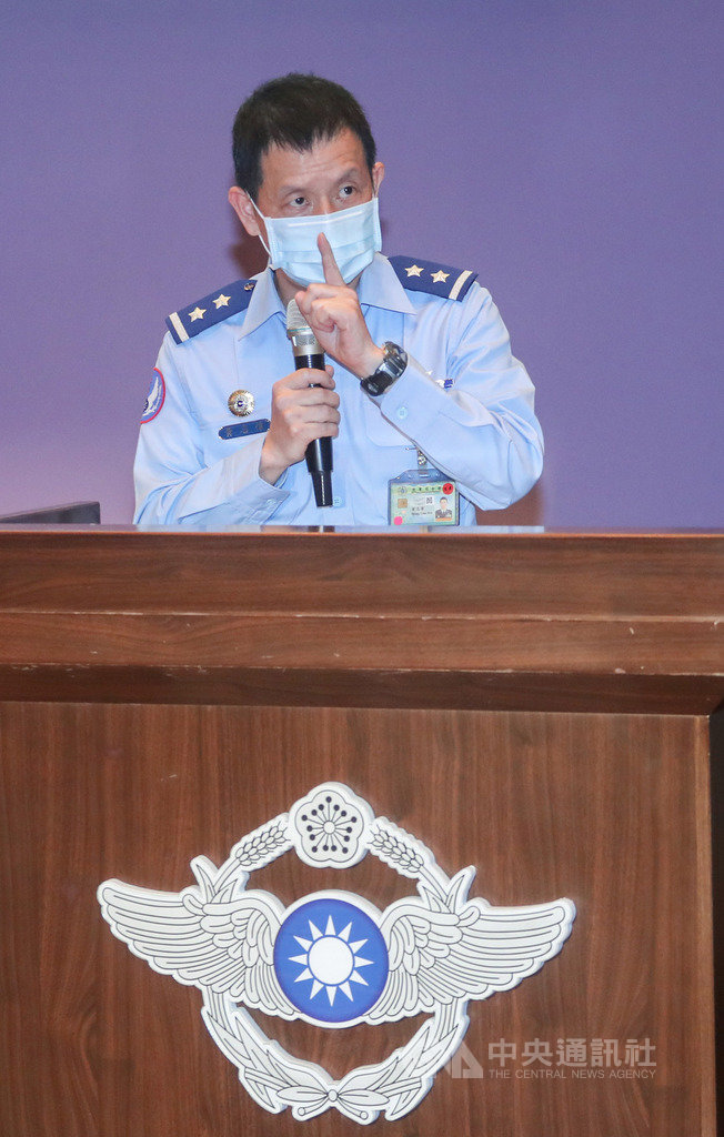 外界報導,未來用來取代F-5執行部訓任務的勇鷹高教機,因多年後才能交機,導致F-5戰機老舊發生意外;空軍司令部30日傍晚召開記者會,參謀長黃志偉中將(圖)表示,均按計畫在115年交機、進度正常,第2架勇鷹下個月將出廠,也快要展開首飛。中央社記者裴禛攝 109年10月30日