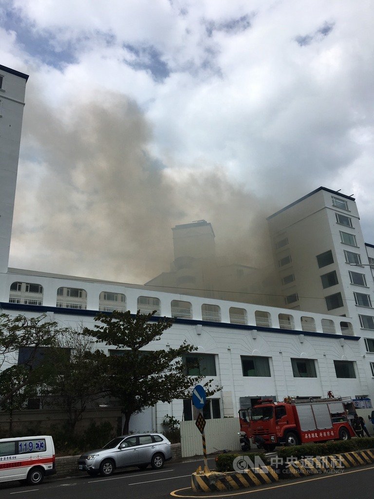 屏東縣車城鄉泊逸渡假酒店30日中午冒出濃煙,消防局獲報立即到場救援,發現是飯店中間空地燃燒廢棄物,火勢在半小時後撲滅,幸無人員受傷受困。(屏東消防局提供)中央社記者郭芷瑄傳真 109年10月30日
