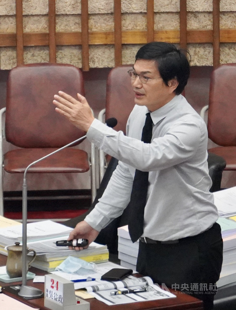 政府將開放含萊克多巴胺豬肉進口,高雄市議會30日進行「食品安全衛生管理」專案報告,親民黨市議員吳益政詢問,市府可否以自治條例訂定更嚴格的「零檢出」規定。中央社記者董俊志攝 109年10月30日