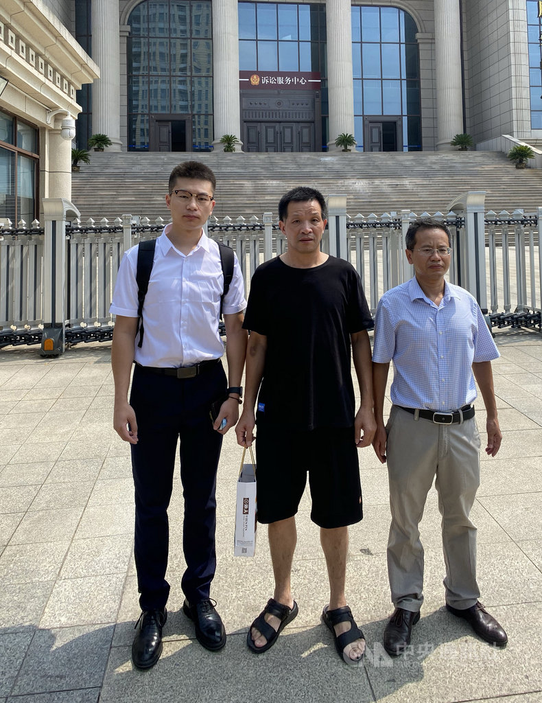 陸媒報導,因為冤獄被關將近27年的江西男子張玉環,30日確定將獲賠人民幣496萬餘元(約新台幣2133萬元),打破中國冤獄國家賠償紀錄。圖為張玉環(中)出獄後,9月2日赴江西高等法院申請國賠。(中新社提供)中央社 109年10月30日
