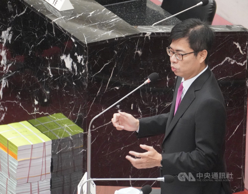 政府將開放含萊克多巴胺豬肉進口,高雄市議會30日舉行專案報告,高雄市長陳其邁承諾爭取經費、查驗量增10倍,並在年底前盤點團膳契約及夜市肉品溯源系統。中央社記者董俊志攝 109年10月30日