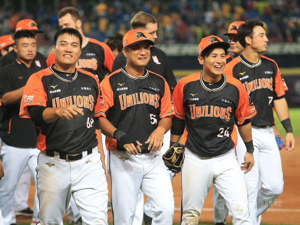 中華職棒7戰4勝制總冠軍賽31日在台中洲際棒球場點燃戰火,統一獅老將潘武雄(前中)10局上代打轟3分砲建功,賽後與隊友高國慶(前左)、陳傑憲(前右)等人開心慶祝。中央社記者張新偉攝 109年10月31日