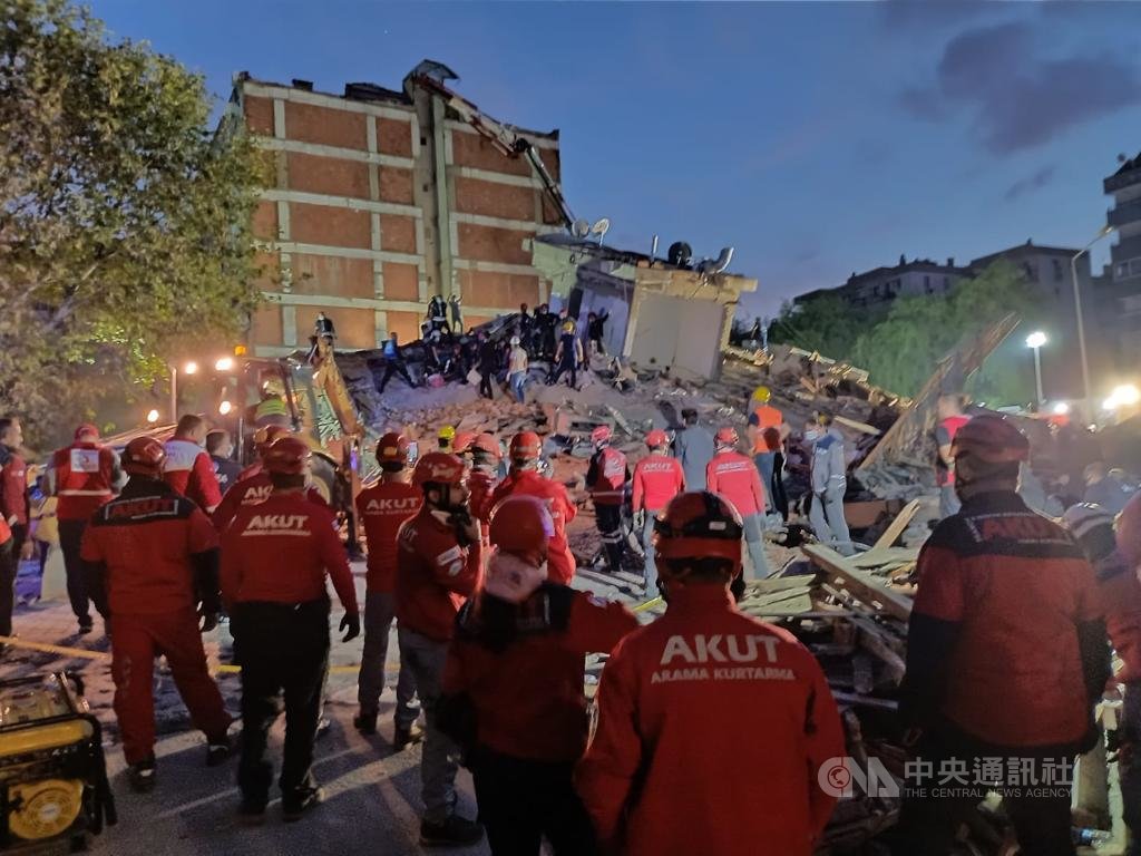 愛琴海地區30日發生規模7.0強震後,伊斯坦堡志工團體「搜救協會」(AKUT)在伊茲米爾省政府協調中心倒塌建物執行任務。(AKUT提供)中央社記者何宏儒安卡拉傳真 109年10月31日