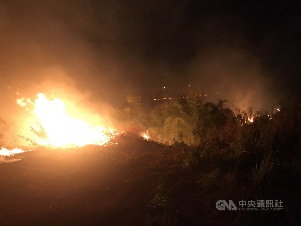 台中市大肚山31日凌晨發生雜草火警,火勢延燒到高速公路附近,台中市消防局獲報立即出動消防車及消防人員前往搶救,於上午6時許撲滅火勢。(台中市消防局提供)中央社記者郝雪卿傳真 109年10月31日