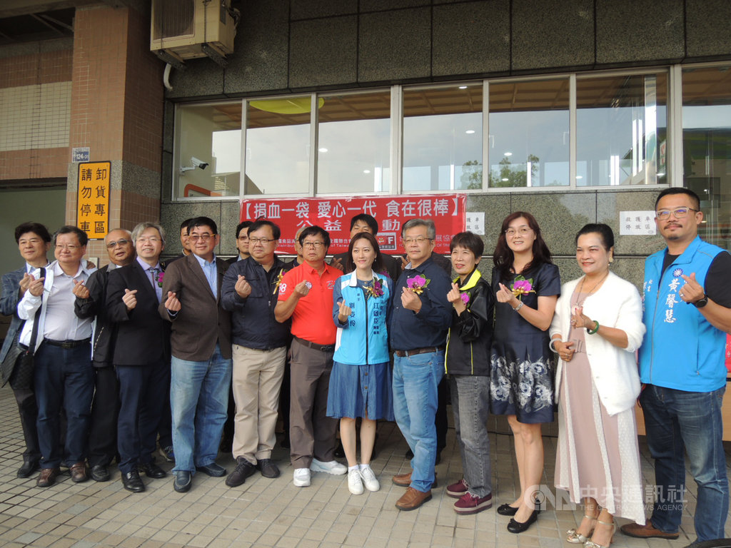 中華民國食品流通商業同業公會全國聯合會及台灣食品發展協會31日在台中捐血中心舉辦「捐血一袋、愛心一代、食在很棒」活動,呼籲民眾踴躍捐血,幫助需要幫助的人。中央社記者郝雪卿攝 109年10月31日