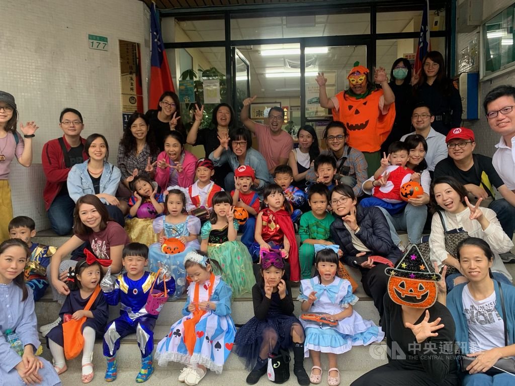 慶祝萬聖節,台北市警察局文山第一分局指南派出所為迎接變裝孩童們登門要糖,31日特別準備許多糖果和各式精美犯罪預防宣導品,同時教導孩童們相關交通安全和預防犯罪等觀念,寓教於樂。(台北市警察局文山第一分局提供)中央社記者黃麗芸傳真 109年10月31日