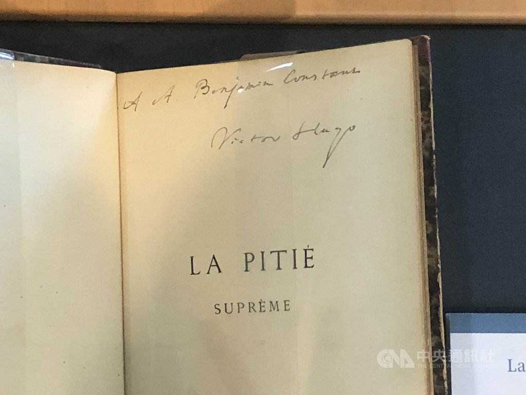 西洋古籍藏書名家「澄定堂」今年捐贈國家圖書館名家書信180通,並寄藏多種西洋巨匠手稿,國圖31日舉行捐贈儀式,並辦理「澄定堂西洋古籍與名家手稿展」,展示法國文學家雨果簽名書等珍貴文物。中央社記者陳至中攝 109年10月31日