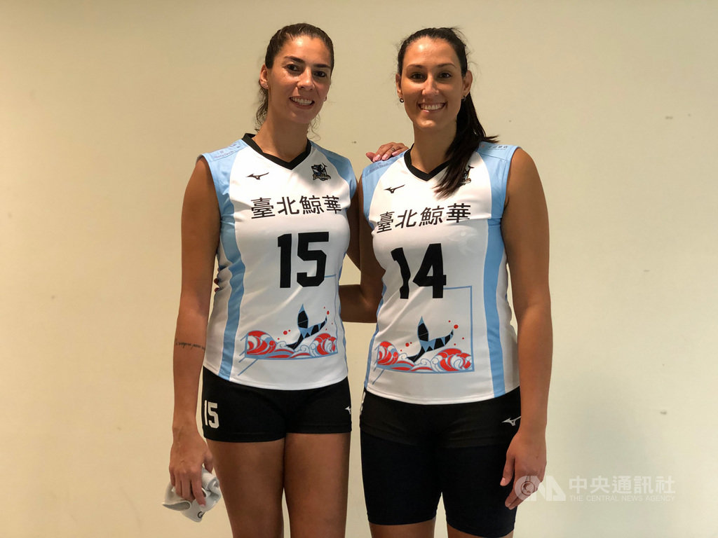 企業16年甲級男、女排球聯賽31日開打,台北鯨華女排洋將拉莫斯(Anny Ramos)(右)和席瓦(Jessica Silva)(左),因半年沒練球,加上隨隊訓練僅10天,首戰將先從替補出發。中央社記者黃巧雯攝 109年10月31日
