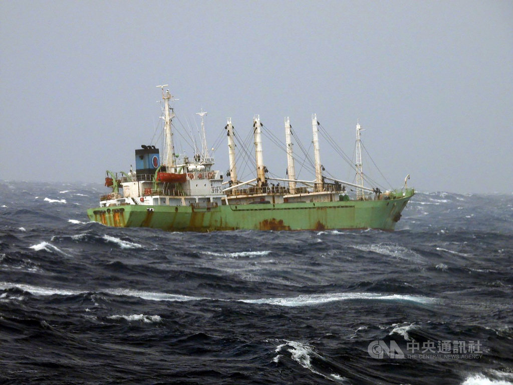 巴拿馬籍「高昇輪」24日疑因艉軸絞纜失去動力,求助海巡署並調派船艦馳援,後來由「巡護八號」接力戒護,30日下午順利將船平安拖進高雄港,船員皆平安。(海巡署提供)中央社記者洪學廣傳真 109年10月31日