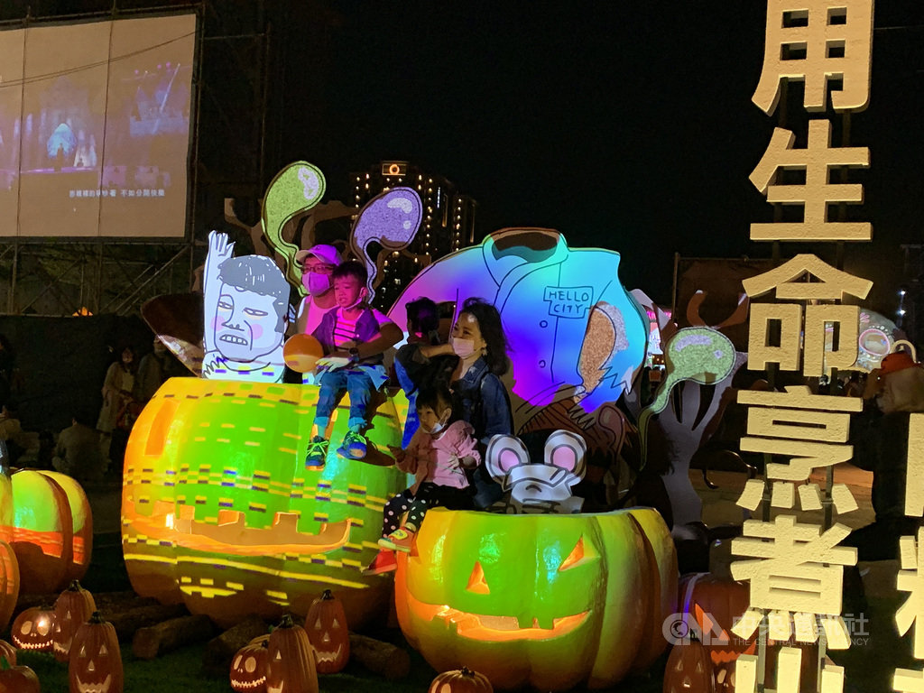 2020桃園萬聖城活動31日起在桃園高鐵站前廣場熱鬧舉行,開幕首日即吸引大批民眾前往,開心在裝置藝術前打卡合影。中央社記者葉臻攝 109年10月31日