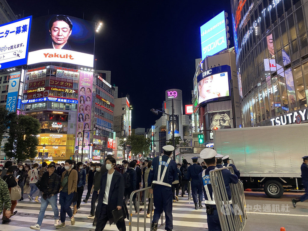 東京澀谷每逢萬聖節會出現許多人做特殊裝扮的「群魔亂舞」景象,但今年萬聖節受到武漢肺炎疫情影響,幾乎沒見到有做特殊裝扮的人潮湧至。中央社記者楊明珠東京攝 109年10月31日