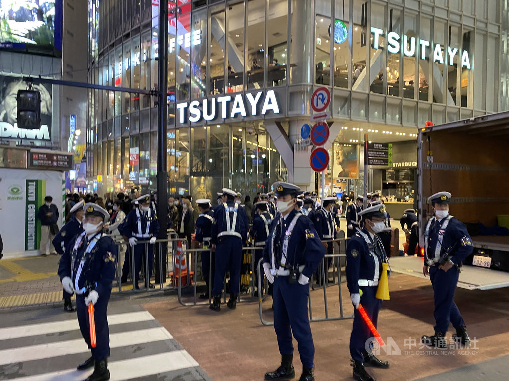 東京澀谷區每年萬聖節有許多做特殊裝扮者湧至,今年這樣的人少見,但警方還是出動機動隊員在澀谷車站前維持秩序。中央社記者楊明珠東京攝 109年10月31日