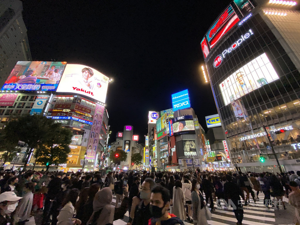 日本多個自治體基於防疫,呼籲民眾盡量不要在31日萬聖節群聚。這一天東京澀谷區人潮多,但少見有人做萬聖節特殊裝扮。中央社記者楊明珠東京攝 109年10月31日