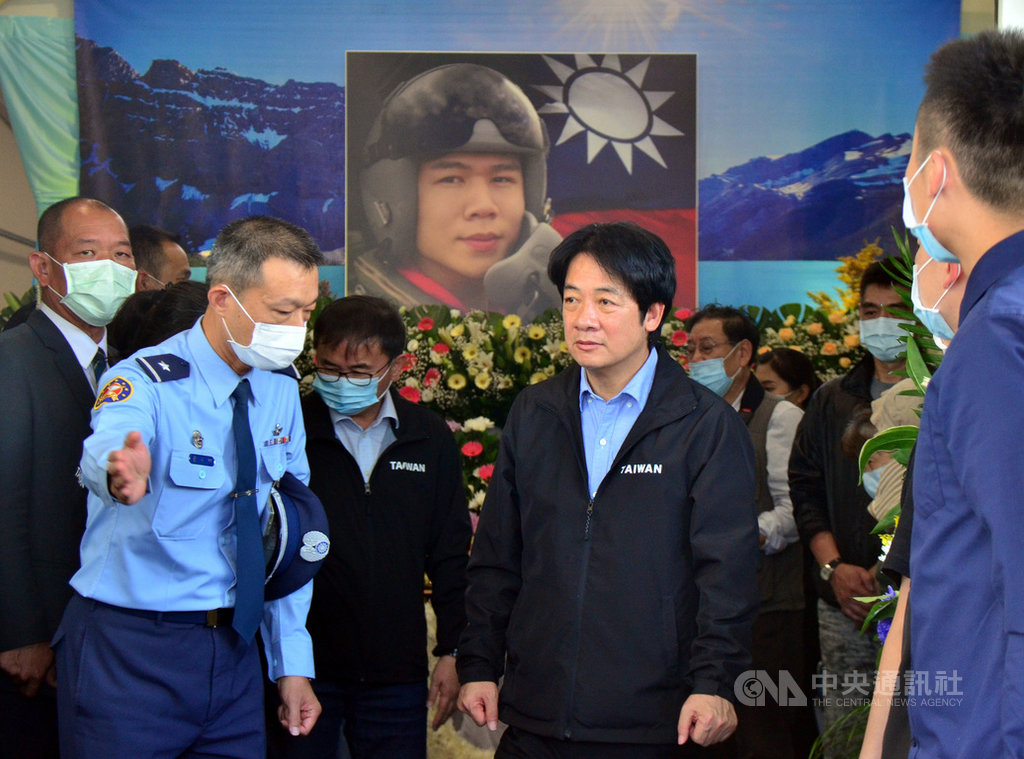 空軍台東志航基地一架F-5E戰機墜海,飛官朱冠甍不幸殉職,副總統賴清德(前左2)31日下午抵達台東殯儀館,赴朱冠甍靈堂弔唁。中央社記者盧太城台東攝 109年10月31日