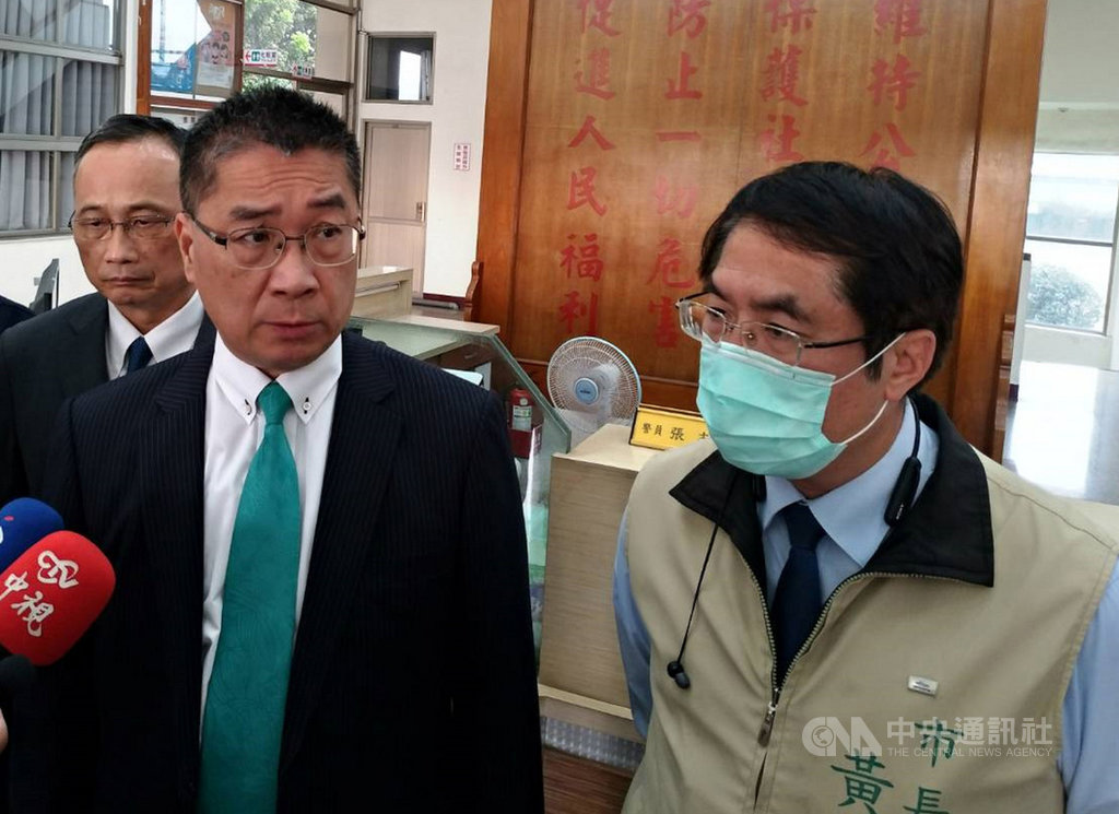 台南長榮大學外籍女大生不幸遇害,內政部長徐國勇(前左)與警政署長陳家欽(後左)31日到台南市歸仁警分局了解案件後續處理情形。右為台南市長黃偉哲。中央社記者楊思瑞攝 109年10月31日