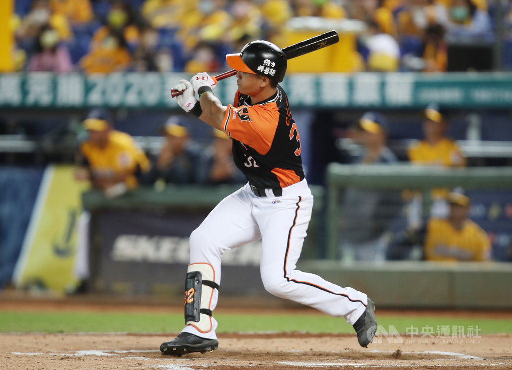 中華職棒7戰4勝制總冠軍賽(台灣大賽)首戰,31日在台中洲際棒球場開打,6局上,統一獅隊蘇智傑敲出一、二壘間穿越安打,帶有1分打點。中央社記者張新偉攝 109年10月31日