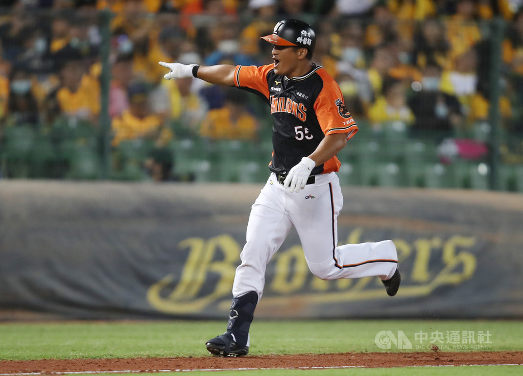 中華職棒7戰4勝制總冠軍賽31日在台中洲際棒球場開打,10局上,統一獅隊潘武雄代打上陣,敲出右外野方向3分全壘打,助隊領先,跑壘時難掩開心神情。中央社記者張新偉攝 109年10月31日