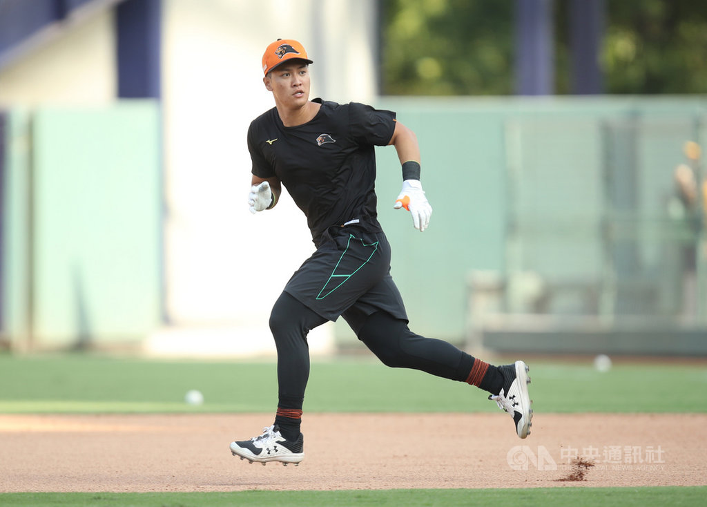 中職統一獅隊野手蘇智傑曾於2018年拿下總冠軍賽敗隊優秀球員、心情複雜,他說,當時因為對手保送1勝、感覺氣勢被壓住,今年總冠軍賽不一樣,雙方起跑點都一樣,會努力表現。中央社記者張新偉攝 109年10月31日
