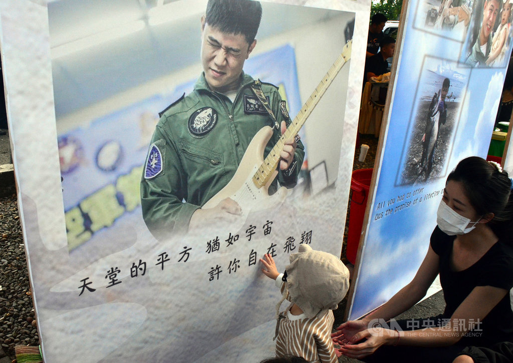 空軍一架F-5E戰機失事墜海,飛行員朱冠甍不幸殉職,同事在靈堂前布置他的生活剪影,剛滿週歲的女兒摸著父親照片,牙牙學語地喊著「爸爸」,場面令人鼻酸。中央社記者盧太城台東攝 109年10月31日