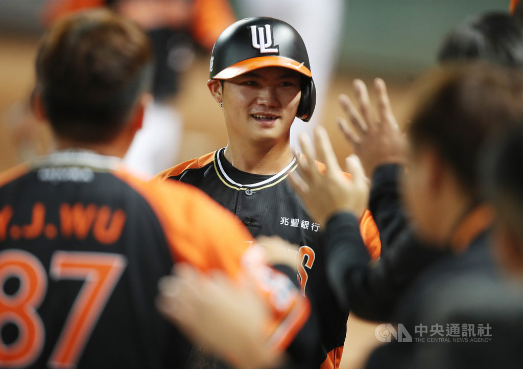 中華職棒7戰4勝制總冠軍賽首戰31日在台中登場,6局上,統一獅蘇智傑敲安,送回壘上跑者林靖凱(中),助隊先馳得點。中央社記者張新偉攝 109年10月31日