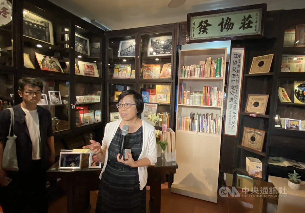 台灣文史專家莊永明辭世,「活!該如此-莊永明的心路.筆痕.書影」紀念特展」31日在莊協發港町文史講亭開幕,莊永明的姪女莊樹華(右)親自在場導覽。中央社記者陳秉弘攝 109年10月31日