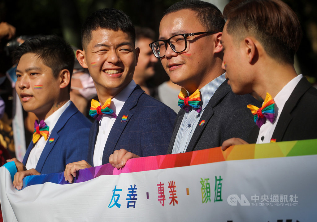 第18屆台灣同志遊行31日下午在台北市政府前廣場登場,主辦單位表示,同志遊行已邁入第18屆,如今性多樣社群不只需要被看見,也需要社會大眾的理解與尊重,體認到每個人都是最「美」的存在。中央社記者裴禛攝 109年10月31日