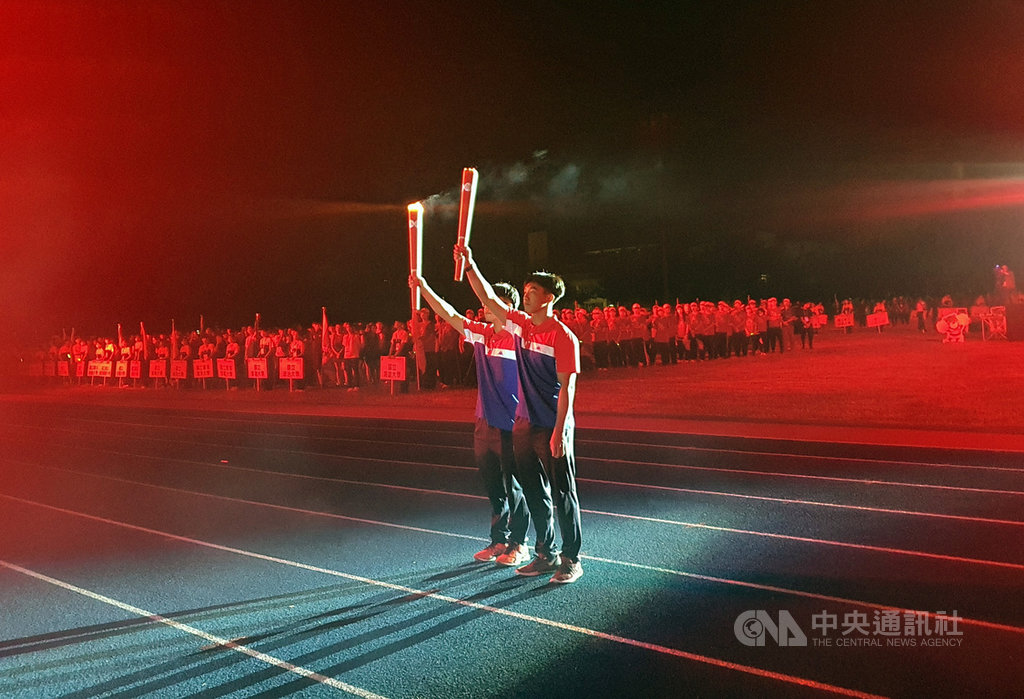 2020全國大專校院運動會31日晚間在高雄舉行開幕式場,自全國各大專校院超過萬名選手、教練湧入國立高雄大學參與,一同見證聖火進場與點燃。中央社記者洪學廣攝 109年10月31日