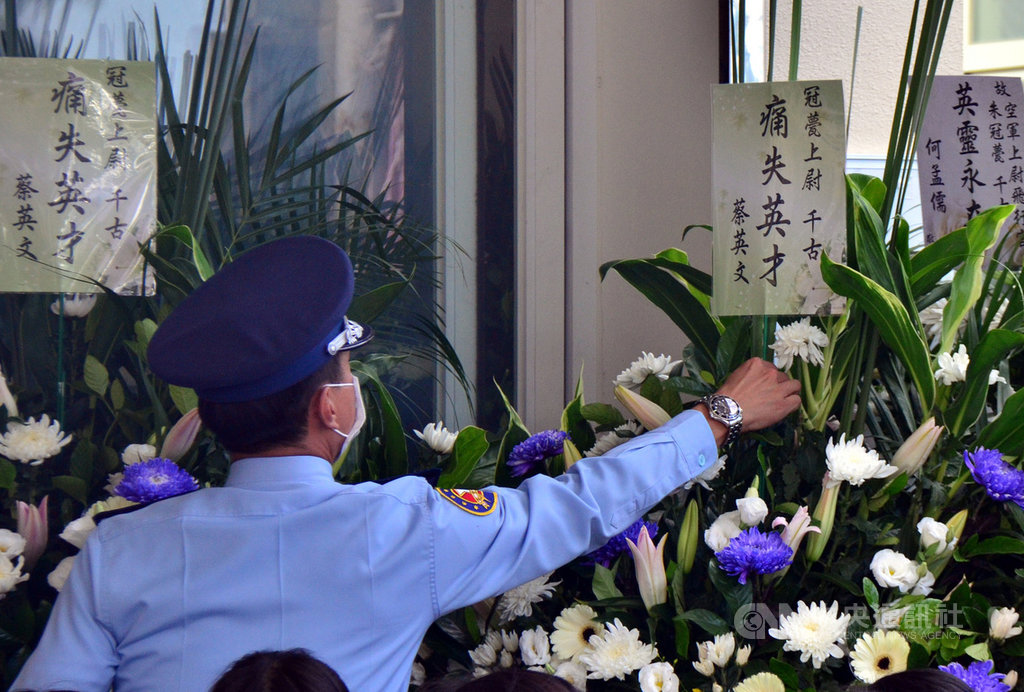 空軍台東志航基地一架F-5E戰機日前墜海,飛官朱冠甍殉職,總統蔡英文31日親赴台東殯儀館弔唁並慰問家屬;一旁擺放的蔡總統弔唁花籃上,寫著「痛失英才」。中央社記者盧太城台東攝 109年10月31日