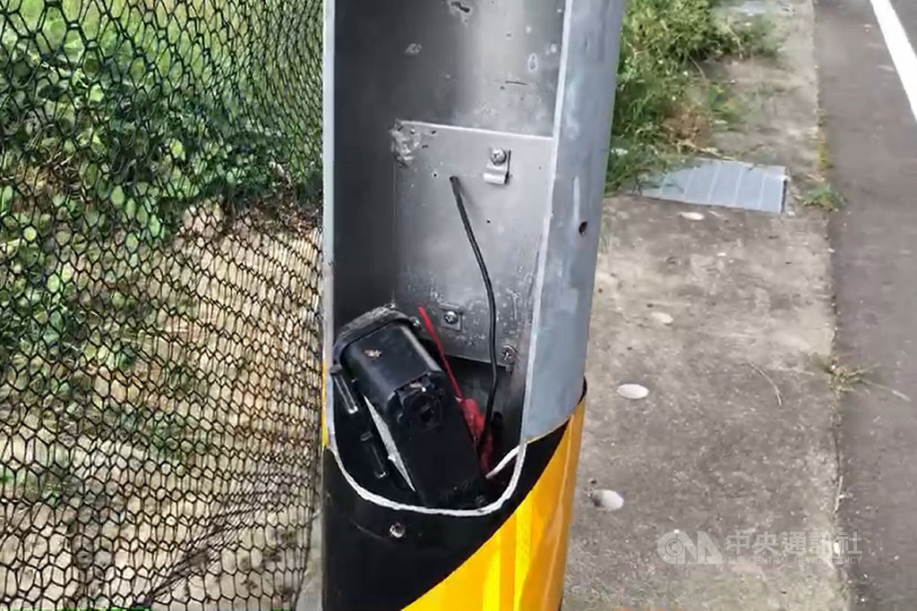 長榮大學外籍女學生遭殺害,有民眾反映當地路段常有小偷偷剪路燈電線,導致路燈經常損壞不亮。(讀者提供)中央社記者楊思瑞台南傳真 109年10月31日