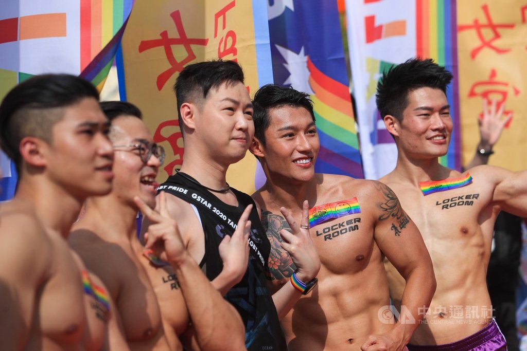 2020第18屆台灣同志遊行主題為「成人之美」,盼藉活動帶出「成人」與「身體自主」,以及「18歲」與「公民權」等議題,31日下午活動在台北市政府前盛大展開,吸引大批民眾參與響應。中央社記者吳家昇攝 109年10月31日
