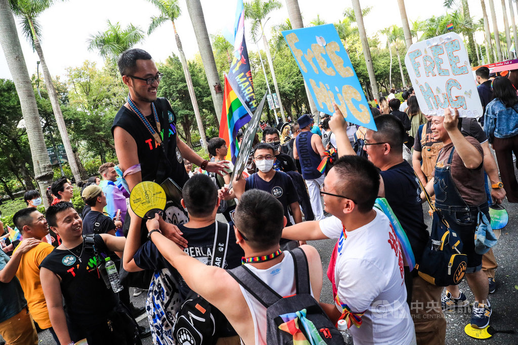2020第18屆台灣同志遊行31日下午在台北登場,今年主題為成人之美,盼人人彼此尊重與理解,讓眾人都能活出真正的自己,現場有民眾高舉Free Hug標語,為民眾送上溫暖擁抱。中央社記者吳家昇攝 109年10月31日