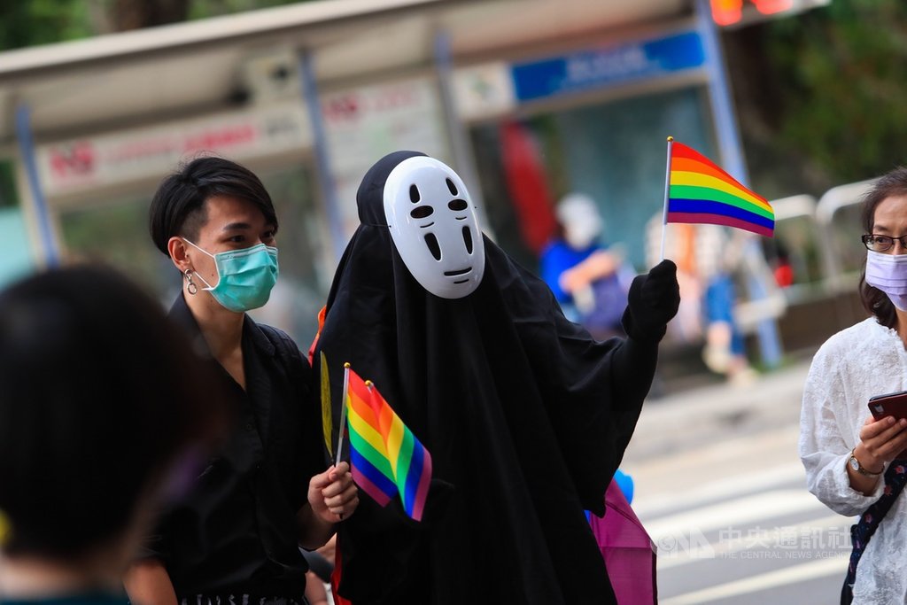 2020第18屆台灣同志遊行31日下午在台北熱鬧登場,適逢西洋萬聖節,現場有民眾特別打扮成知名動畫角色「無臉男」,手持彩虹旗開心參與遊行中央社記者吳家昇攝 109年10月31日