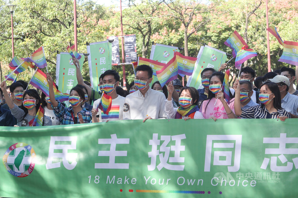2020第18屆台灣同志遊行31日下午在台北市政府前廣場登場,民進黨副秘書長林飛帆(前中)率黨籍立委、議員及黨公職人員組隊參加,也號召還沒參加過同志遊行的「首遊族」年輕朋友參與。中央社記者裴禛攝 109年10月31日