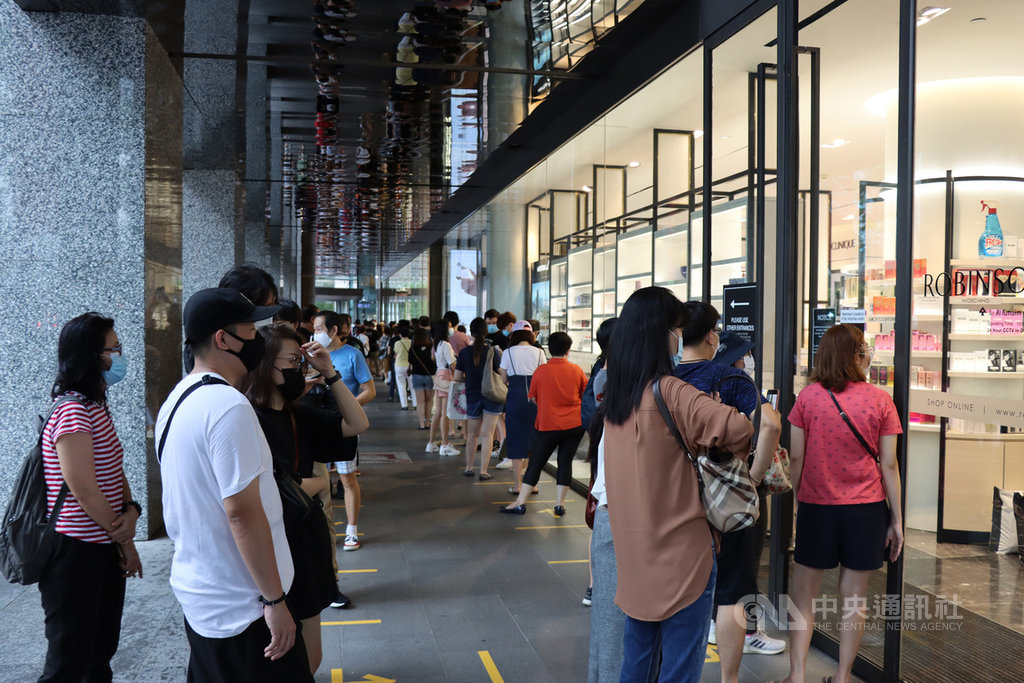擁有超過160年歷史的新加坡本地百貨公司羅敏申(Robinsons)宣布將結束營業,烏節路麒麟大廈店面門口31日出現排隊人潮。中央社記者侯姿瑩新加坡攝 109年10月31日