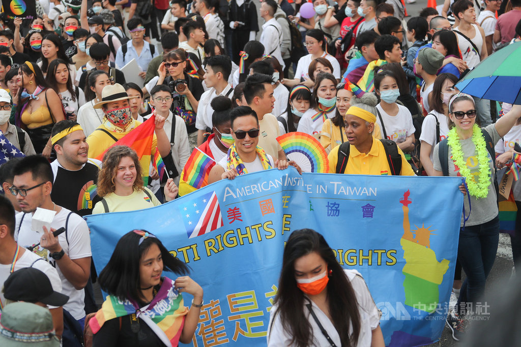 2020第18屆台灣同志遊行31日下午在台北市政府前廣場登場,美國在台協會(AIT)也加入遊行隊伍,以具體行動支持台灣推動多元性別平權。中央社記者裴禛攝 109年10月31日