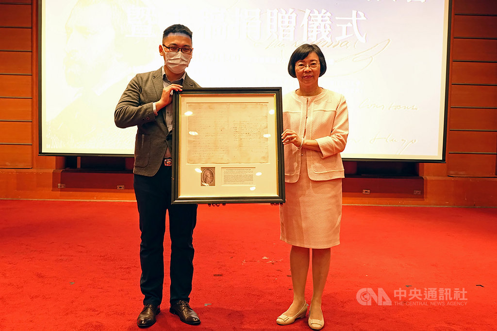 國家圖書館31日舉辦「澄定堂古籍與手稿座談會暨手稿捐贈儀式」,澄定堂代表Jason Dou(左)象徵性將一件美國首任總統華盛頓的書信交給國圖館長曾淑賢(右),完成捐贈。(國家圖書館提供)中央社記者陳至中傳真 109年10月31日