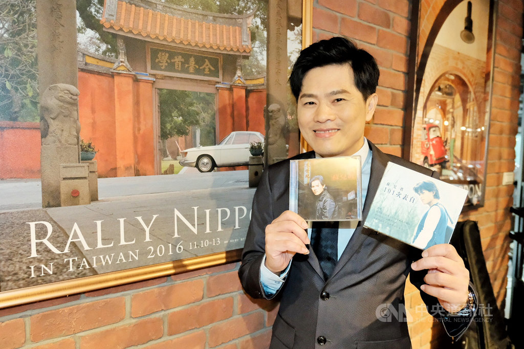 回憶起大學生活,拿下金曲獎最佳台語男歌手獎的律師蘇明淵說,就是到民歌餐廳唱歌打工、到處參賽,大三時曾拿下民歌比賽獨唱冠軍、獲唱片合約,並以藝名蘇兒真出道,發行過2張國語創作唱片。中央社記者吳睿騏桃園攝 109年10月31日