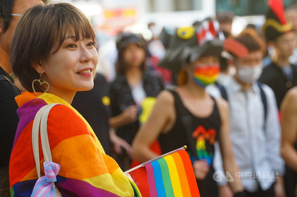 第18屆台灣同志遊行31日下午從台北市政府前出發,吸引大批民眾到場響應,不少民眾穿戴各式彩虹意象裝扮參與,表達對遊行理念的認同與支持。中央社記者王騰毅攝 109年10月31日