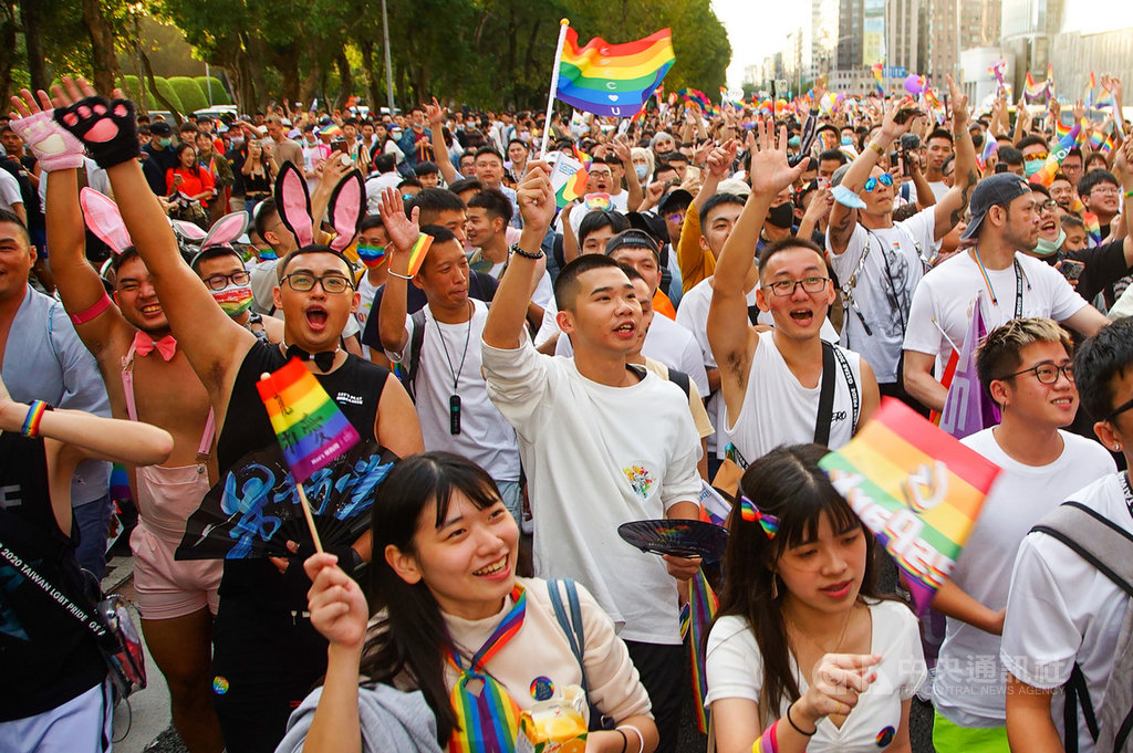 2020第18屆台灣同志遊行31日下午在台北街頭熱鬧登場,吸引大批民眾踴躍參與,熱情揮手、揮舞彩虹旗等,以行動表達對遊行理念的認同。中央社記者王騰毅攝 109年10月31日