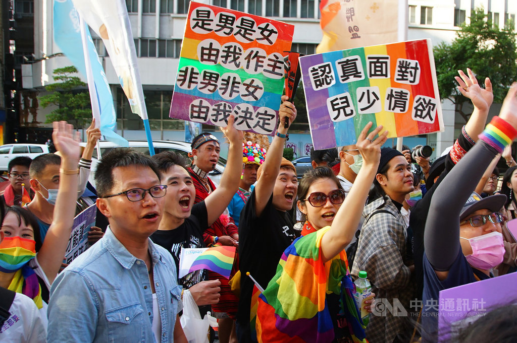 第18屆台灣同志遊行31日下午在台北街頭盛大登場,不少參與民眾手舉看板,表達訴求,除為同志族群發聲,也強調性別認同應由個人作主。中央社記者王騰毅攝 109年10月31日