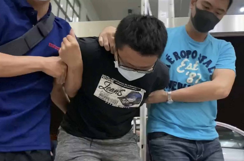 高雄梁姓凶嫌(中)涉殺害台南長榮大學馬來西亞籍女學生,梁嫌雙親想當面向女學生父母道歉遭拒,3日發表道歉聲明。(讀者提供)中央社記者楊思瑞台南傳真 109年10月30日
