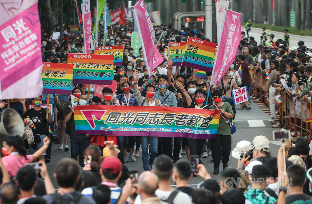 日前傳出國家祈禱早餐會籌備會因同志遊行建議總統蔡英文不出席的爭議,有教會團體31日現身參與台灣同志遊行,表達對同志族群的力挺。中央社記者裴禛攝 109年10月31日