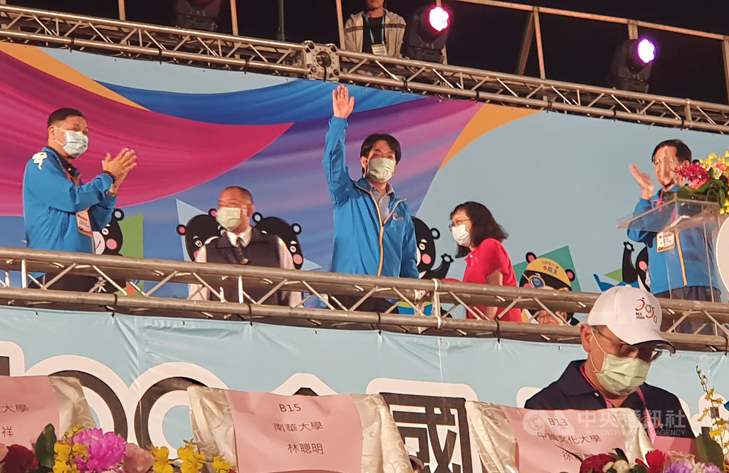 2020全國大專校院運動會31日晚間在高雄大學舉行開幕式,副總統賴清德(中)出席表示,目前各國正受武漢肺炎疫情肆虐,在這種狀況下,台灣能夠如期舉辦賽事,是件非常幸福的事。中央社記者洪學廣攝 109年10月31日