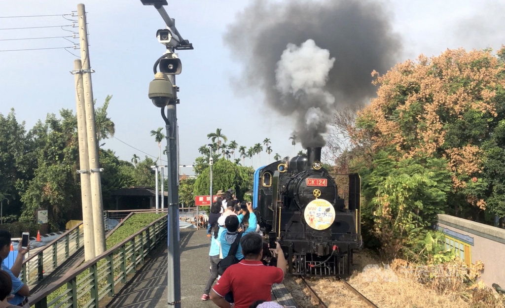 2020二水國際跑水節活動31日起展開,台鐵CK124蒸汽火車頭早上載運乘客從彰化火車站出發,抵達二水鄉源泉火車站時特別鳴笛,為活動揭開序幕。中央社記者吳哲豪彰化攝 109年10月31日