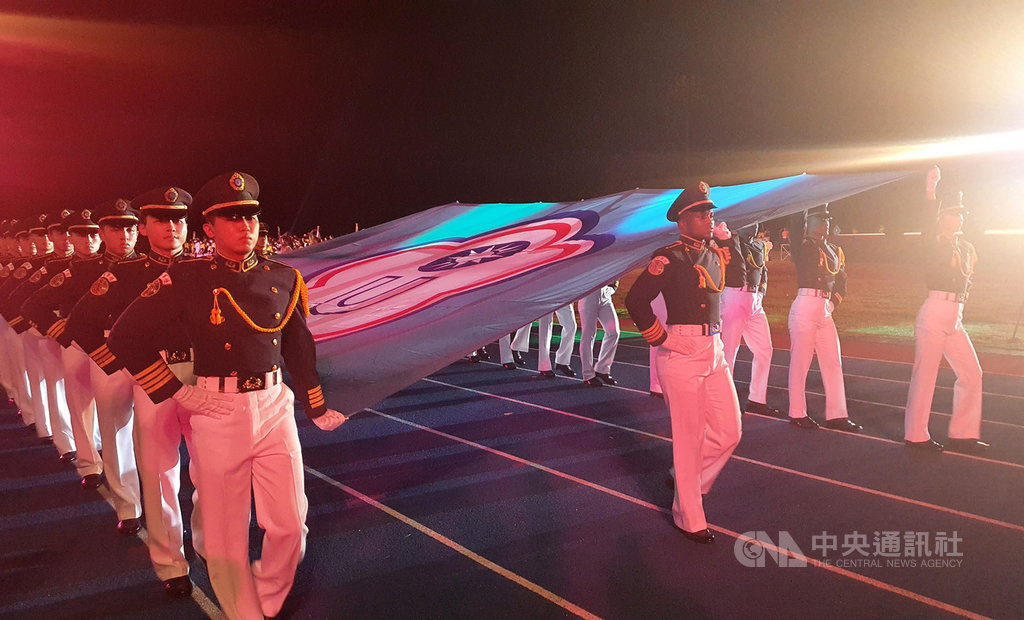 2020全國大專校院運動會31日晚間在高雄舉行開幕式,由陸軍官校人員引領會旗進場。中央社記者洪學廣攝 109年10月31日