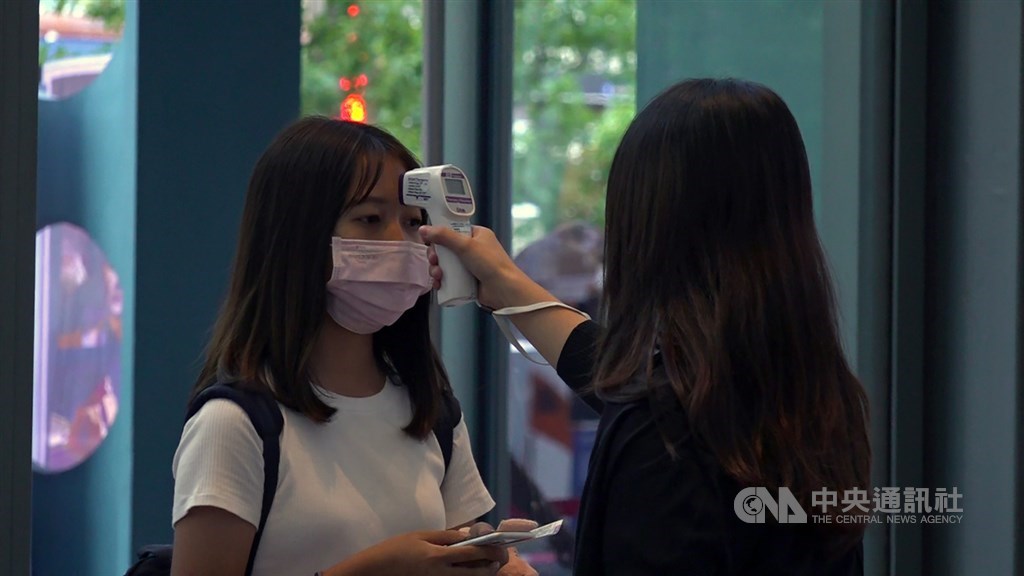 正當世界多國與來勢洶洶的第二波武漢肺炎疫情奮戰,台灣已連續200天無本土病例,防疫成績傲視全球。圖為8月歌手周興哲在台北小巨蛋開唱,成為解封後首場萬人演唱會,主辦單位防疫不鬆懈,強制實聯制及戴口罩入場。(中央社檔案照片)
