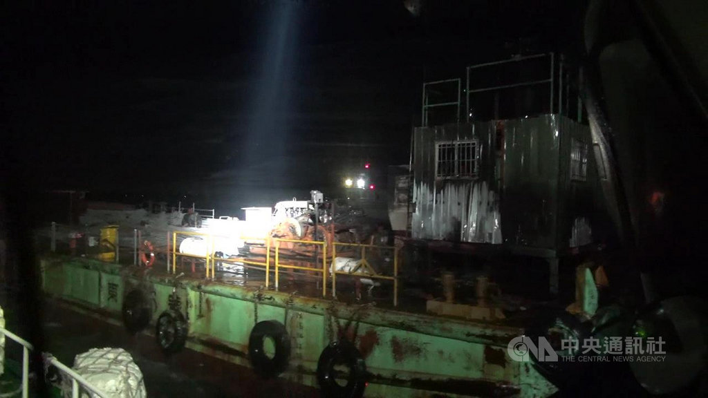 金門海巡隊31日表示,金門大橋一艘工作船30日深夜失火,海巡獲報馳援,所幸火勢即時控制,未有人員受傷。(金門海巡隊提供)中央社記者黃慧敏傳真 109年10月31日